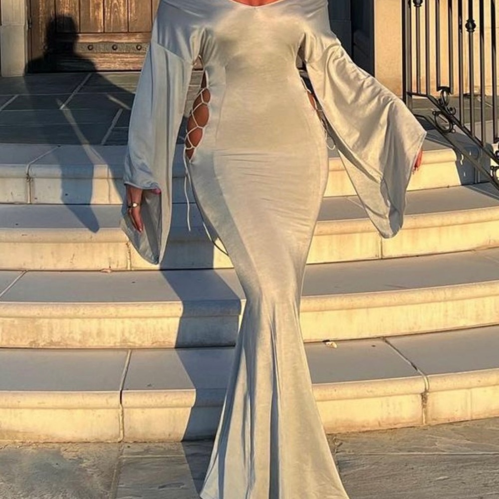 Brand new gown. Ordered 2 sizes just incase. Fits 4-6